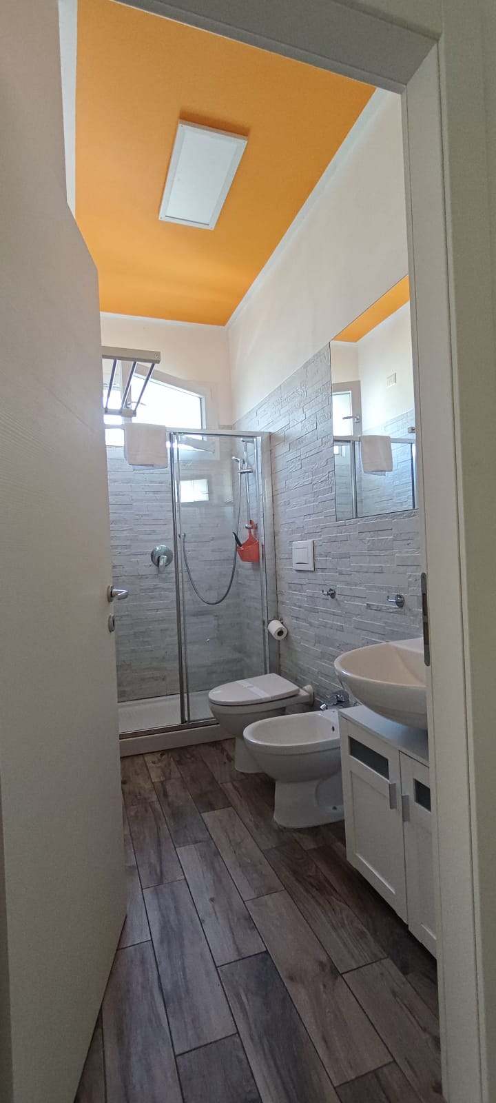 Appartamento 3.Arancio — ingresso del bagno visto dal corridoio