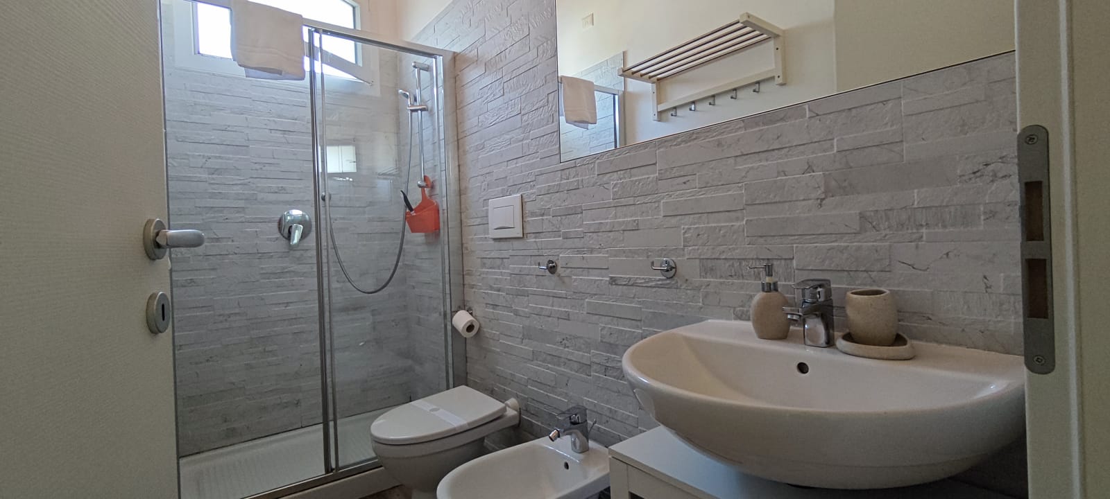 Appartamento 3.Arancio — bagno completo con doccia, lavabo, wc e bidet