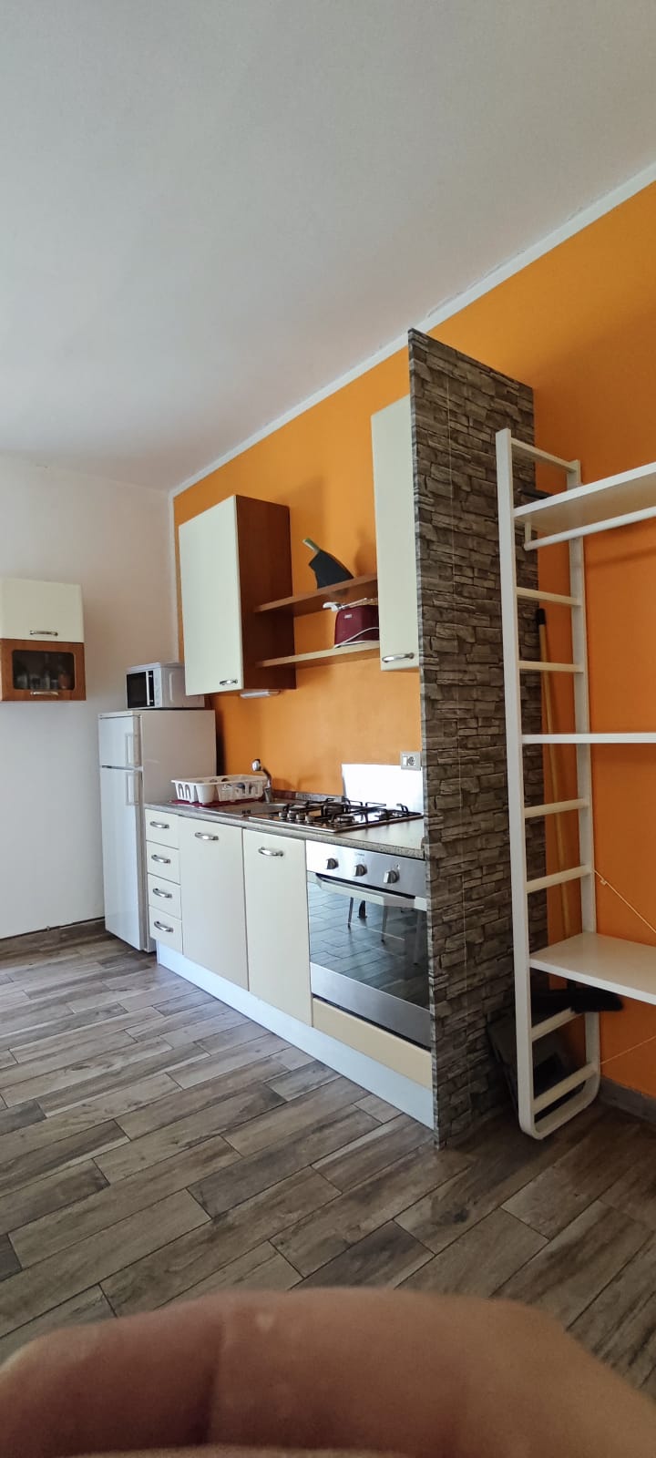 Appartamento 3.Arancio — cucina e arredo a giorno visti dalla zona living