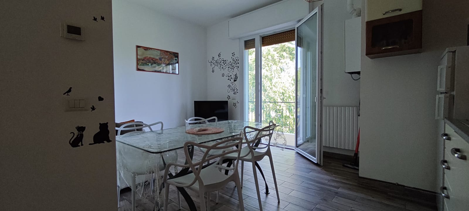 Appartamento 3.Arancio — zona pranzo e accesso alla terrazza visti dalla cucina