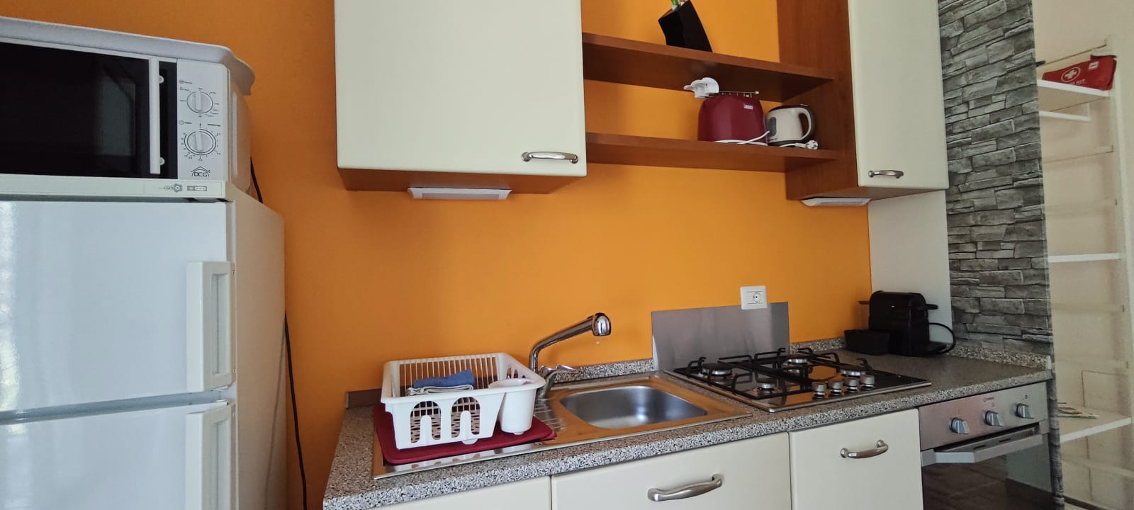 Appartamento 3.Arancio — cucina attrezzata con parete arancio