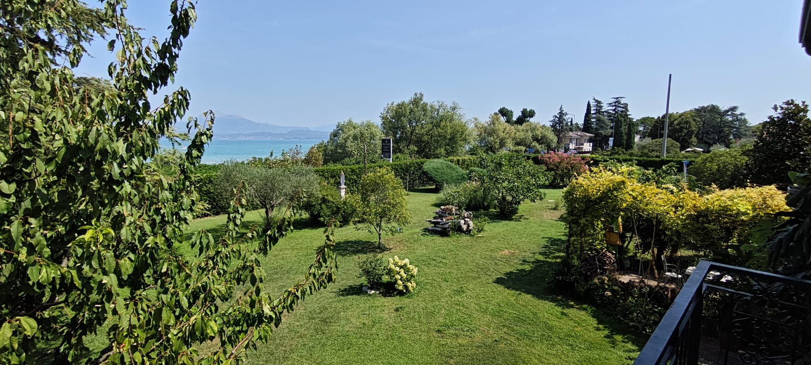 Appartamento 3.Arancio — vista panoramica sul giardino e sul lago