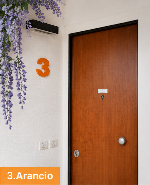Appartamento 3.Arancio — porta d'ingresso con il numero 3 arancio a parete
