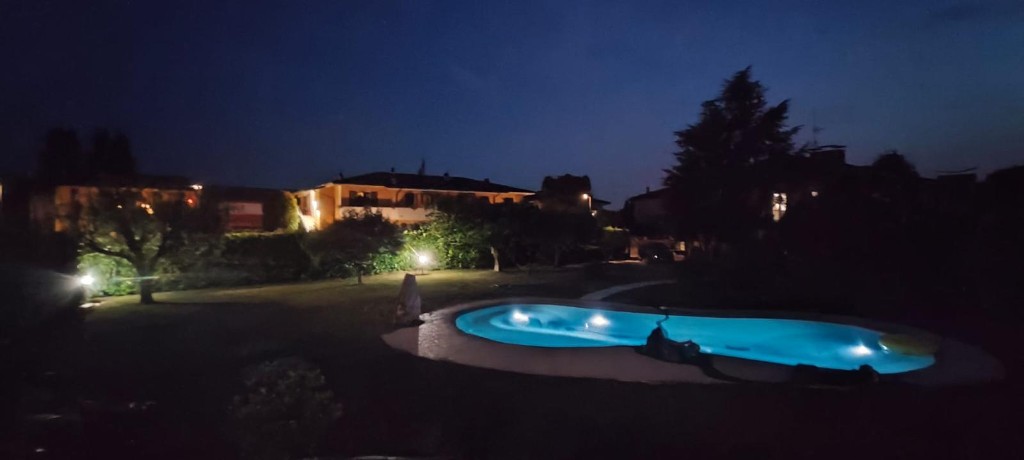 Ospiti in piscina nel giardino di GioiaSulGarda