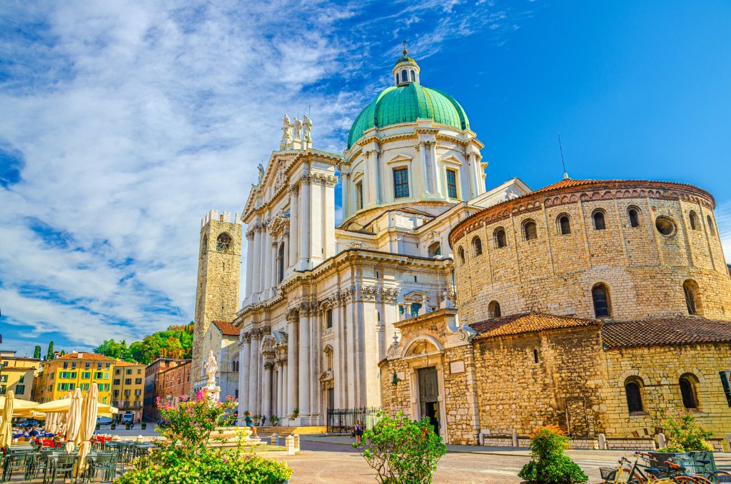 Duomo Nuovo e Duomo Vecchio in Piazza Paolo VI a Brescia, città d'arte a un'ora dal Garda
