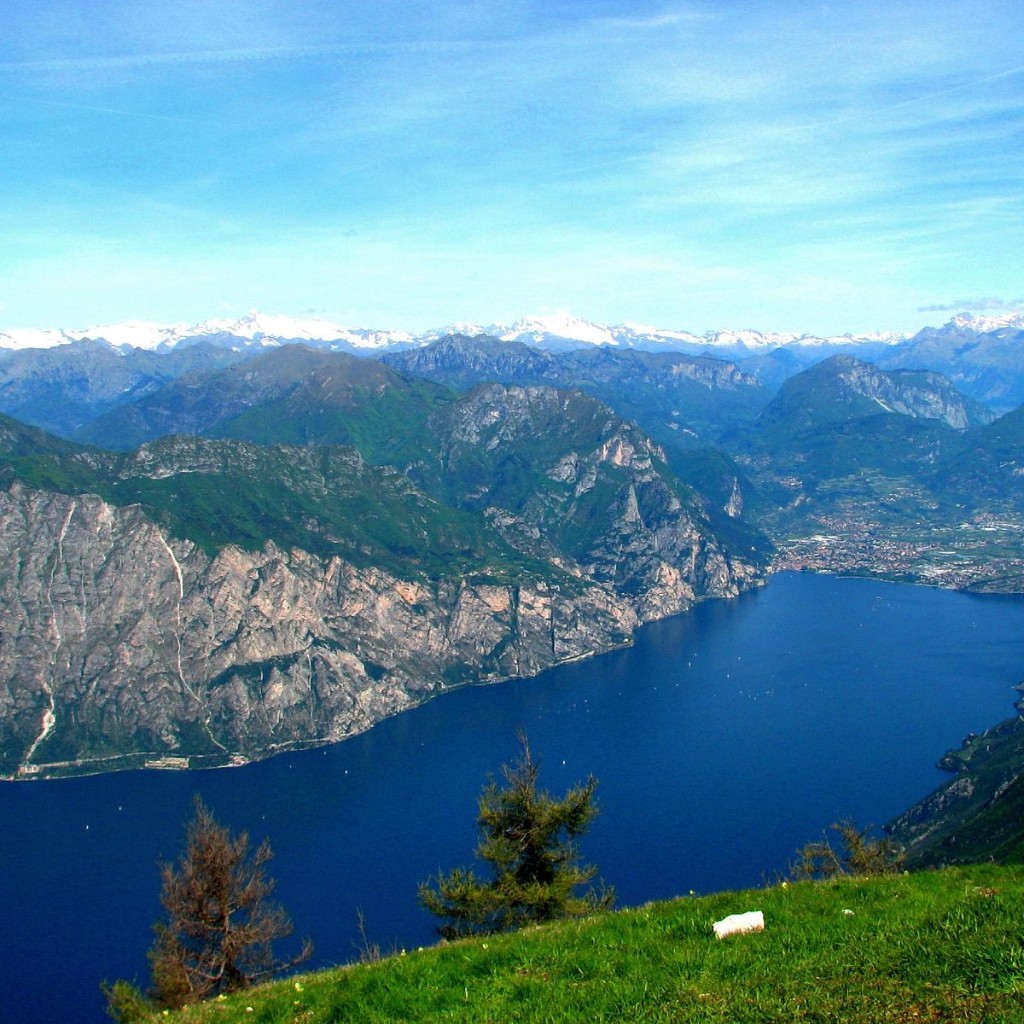 Panorama sul Lago di Garda dalla cima del Monte Baldo, con pareti rocciose e cime innevate