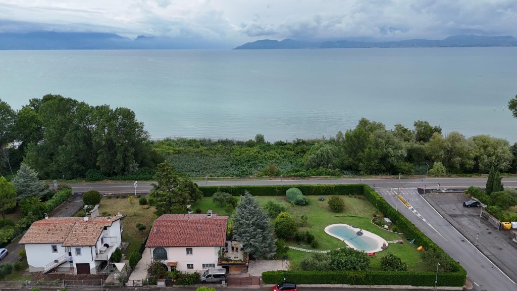 Giardino e piscina naturale GioiaSulGarda a Peschiera del Garda