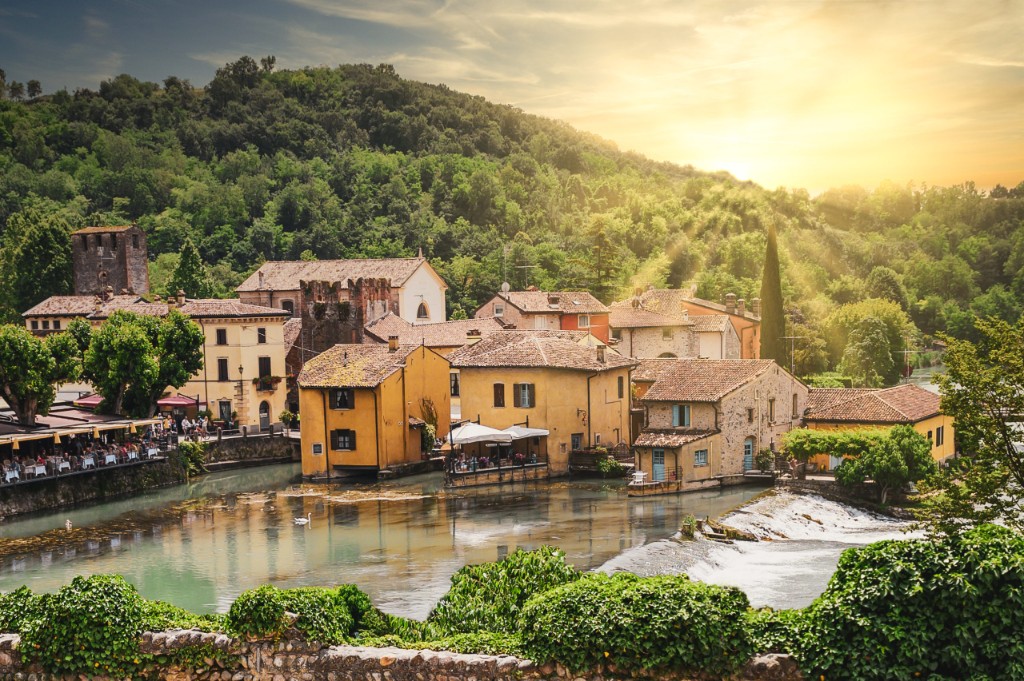 Borghetto sul Mincio: mulini medievali e borgo sul fiume Mincio con cascata e colline verdi
