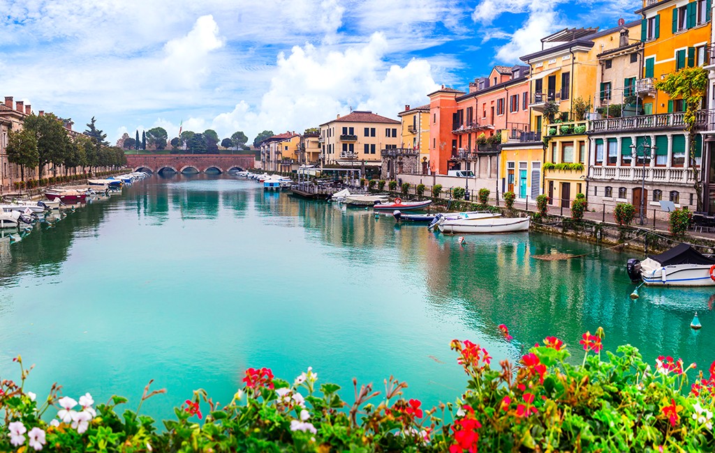 Canale di Mezzo a Peschiera del Garda: acque turchesi, facciate colorate e ponti sul porto UNESCO