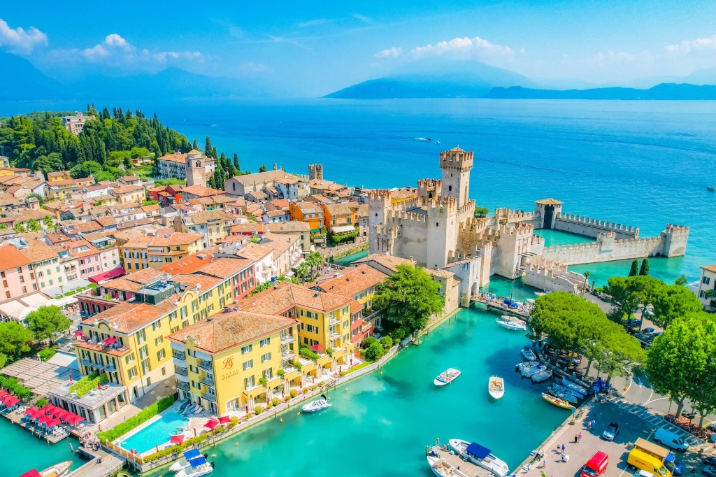 Vista aerea di Sirmione: penisola, Castello Scaligero e paese sul Lago di Garda