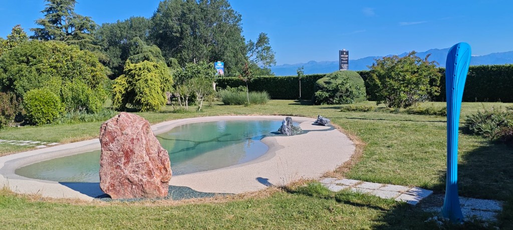 Piscina naturale e doccia esterna