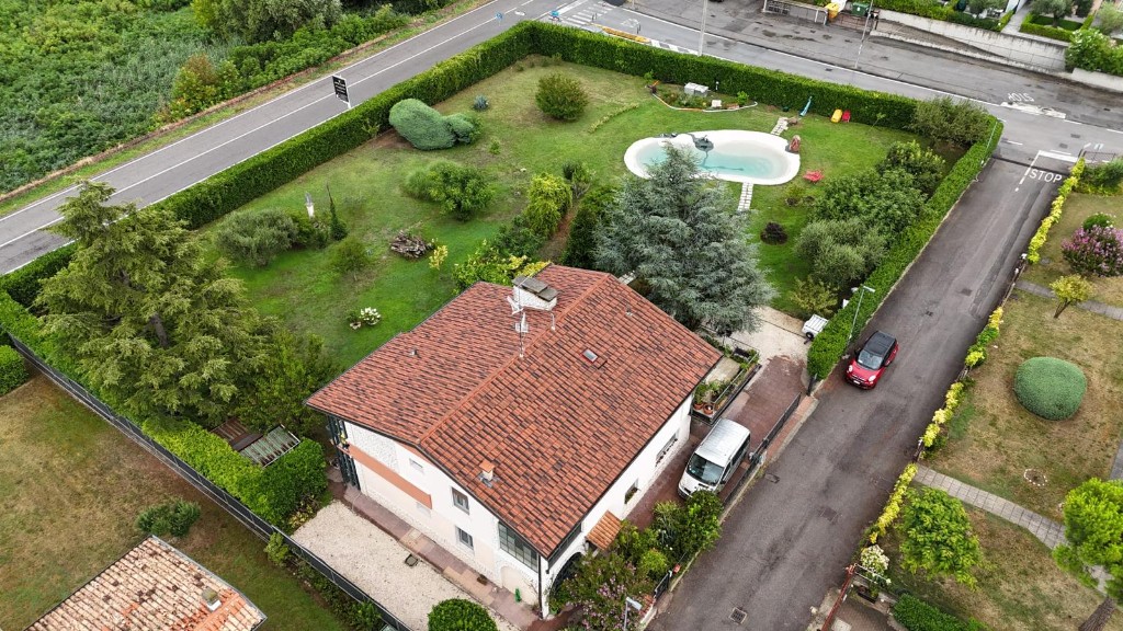 Veduta aerea della casa di GioiaSulGarda con i tre appartamenti, il giardino recintato e la piscina naturale