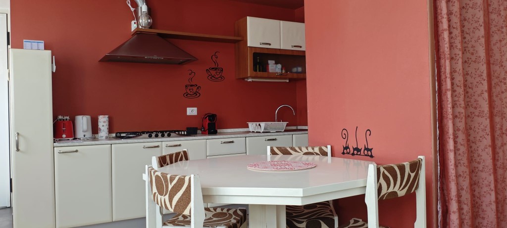 Cucina completa — Appartamento Rosso, GioiaSulGarda