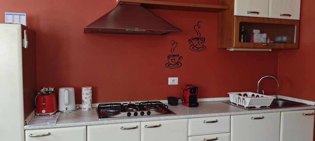 Appartamento 2.Rosso — dettaglio della cucina attrezzata