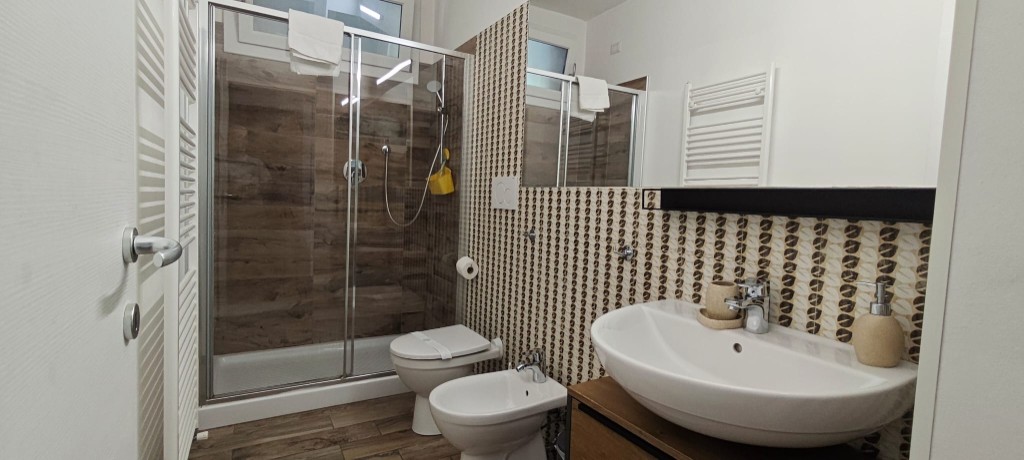 Appartamento 2.Rosso — bagno completo con doccia, lavabo, wc e bidet