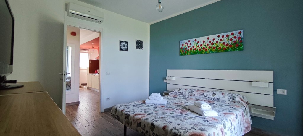Appartamento 2.Rosso — camera matrimoniale vista verso l'ingresso