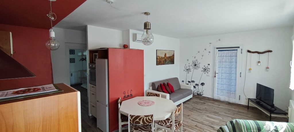 Appartamento 2.Rosso — panoramica della zona giorno e della cucina