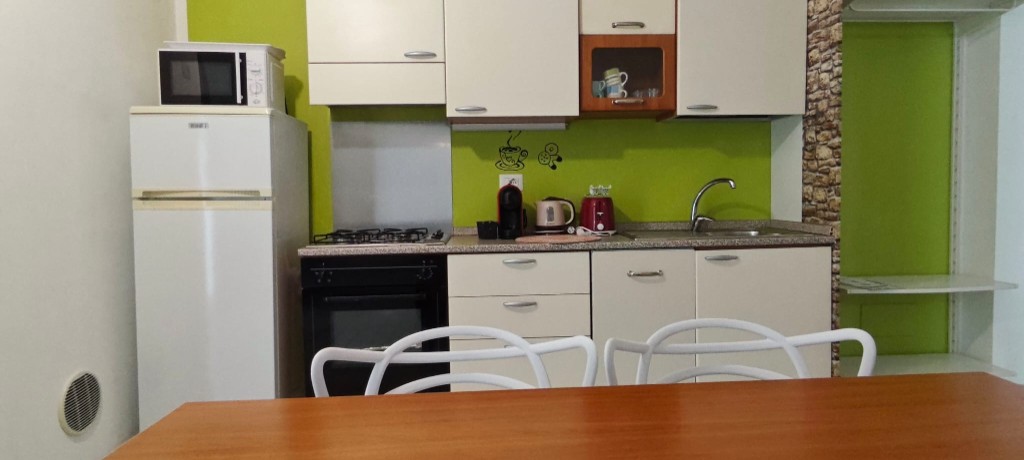 Appartamento 1.Verde — cucina vista frontalmente dalla zona pranzo