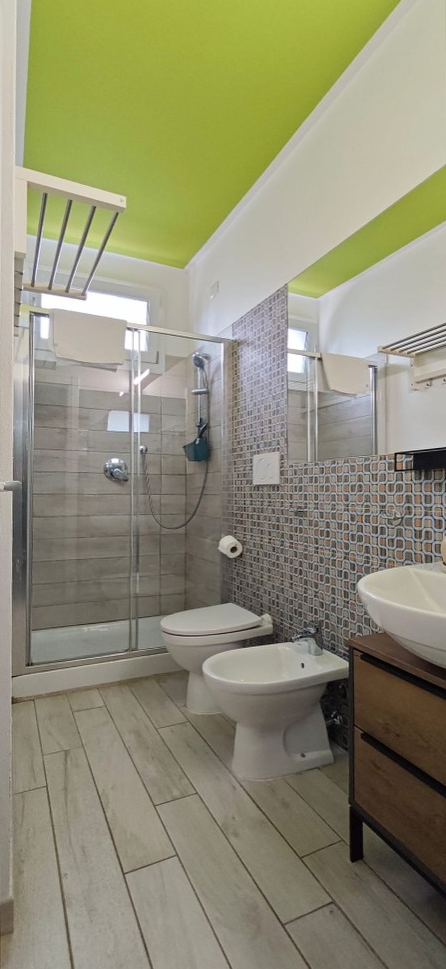 Appartamento 1.Verde — bagno con doccia, lavabo, wc e bidet