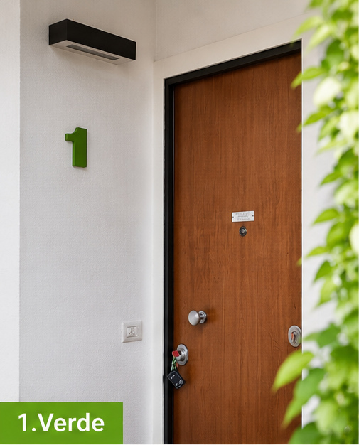 Appartamento 1.Verde — porta d'ingresso con il numero 1 verde a parete